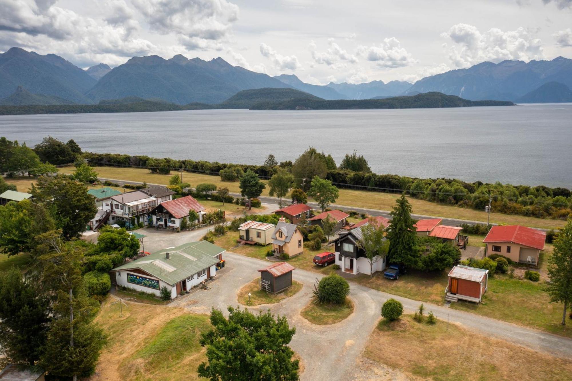 Manapouri Holiday Park Exterior photo